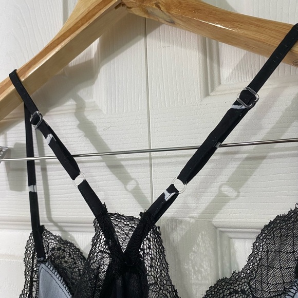 Black and white camisole with lace trim - Picture 5 of 5